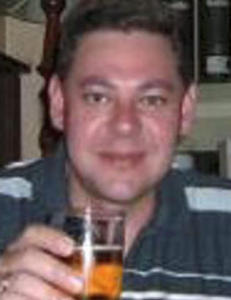 Louis (42) ble bundet og torturert mens tyvene holdt fest i hjemmet hans