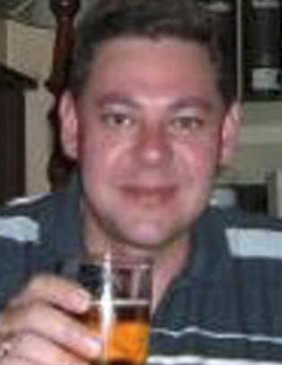 Louis (42) ble bundet og torturert mens tyvene holdt fest i hjemmet hans
