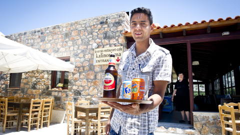 LESKENDE: Ved inngangen til Imbros-ravinen ligger Taverna Kalinorisma. Kelneren Ivo st�r nok klar med forfriskninger i sommer ogs�. Foto: JOHN T. PEDERSEN