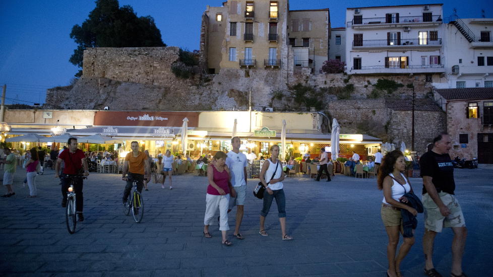 JA, VI ELSKER: N� vil vi tilbake til Hellas, og aller helst til Kreta. Chania er den mest popul�re feriebyen for norske turister. Rhodos er ogs� h�yt oppe p� lista over hvor vi �nsker � tilbringe ferien. Foto: JOHN T. PEDERSEN