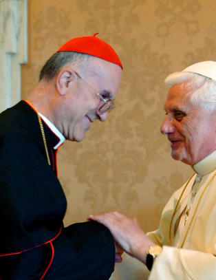 Kardinaler i kamp f�r konklavet ble lukket