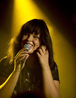 Maria Mena viser fingeren