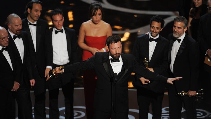 STORESLEM: Regiss�r Ben Affleck tar her i mot Oscar for beste film under �rets utdeling. Foto:  AFP/Robyn BECK/NTB-Scanpix