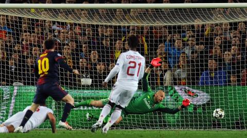 KVELDENS ANDRE: Messi plasserer ballen utenfor rekkevidden til Christian Abbiati. Foto: LLUIS GENE, AFP / NTB SCANPIX