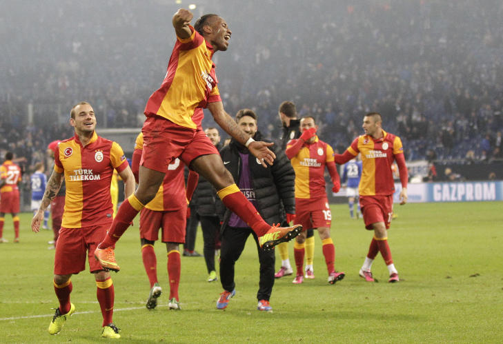 FERSKINGENE FEIRER: Wesley Sneijder (t.v.) og Didier Drogba har bare v�rt i Galatasaray siden januar. I kveld fikk de v�re med p� en festkveld med sin nye klubb. Foto:  FRANK AUGSTEIN, AP / NTB SCANPIX