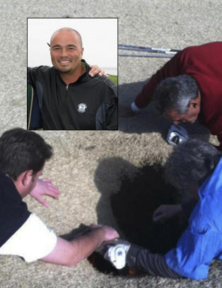 Her har golferen Mark (43) nettopp blitt slukt av bakken