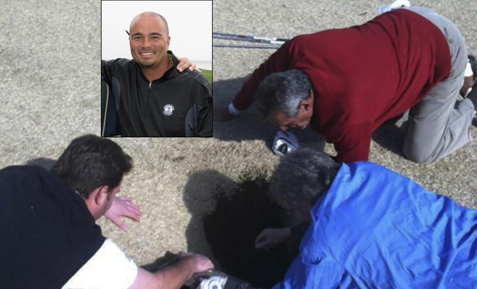 SLUKT AV SYNKEHULL: Mark Mihal fikk hjelp av en venn, en eiendomsmegler og en ansatt p� golfanlegget. Foto: AP Photo/Courtesy of golfmanna.com, C.A. Schmidt/NTB scanpix