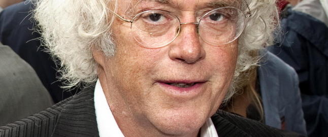 Solstad ble b�ret ut av Theatercaf�en av fire kelnere