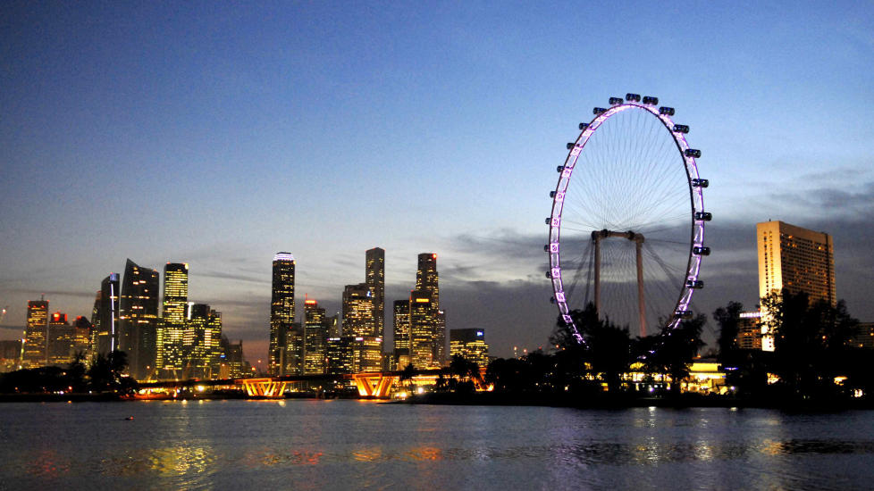 SKYSKRAPERBY: Fra byens pariserhjul, Singapore Flyer, har du perfekt utsikt over Singapores imponerende skyline. Med 165 meter i diameter er pariserhjulet blant verdens st�rste. Foto: MICHAEL T�PFER