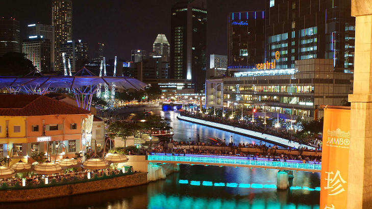 PARTY: Partyomr�det Clarke Quay v�kner til liv n�r m�rket senker seg. Her er det mange hyggelige barer, restauranter og nattklubber. Foto: MICHAEL T�PFER