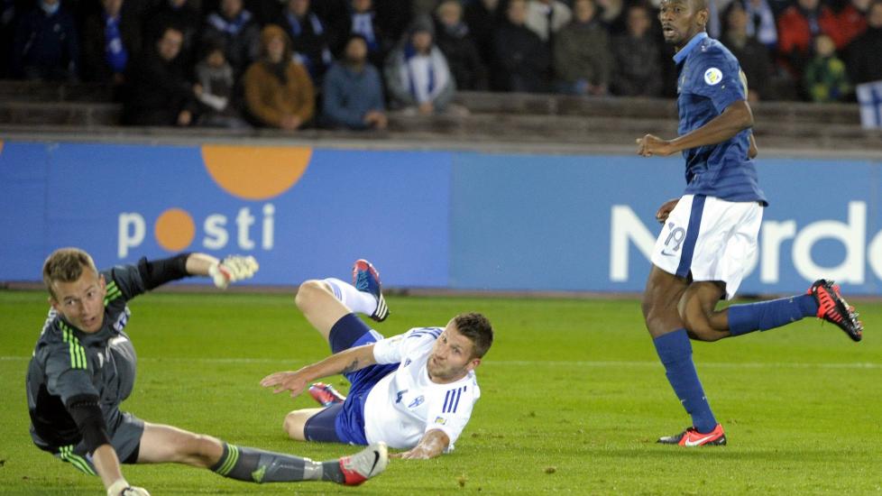 ERSTATTER FORREM: Her klarer ikke Joona Toivio (midten), Moldes nye forsvarsskj�p,  � forhindre Frankrikes Abou Diaby � score i det finske buret i august i fjor. Foto: AFP PHOTO / FRANCK FIFE / NTB SCANPIX