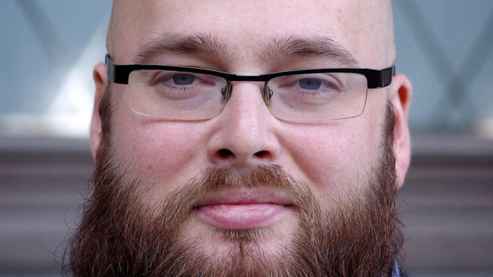 BLOGGHISTORIE: Kristian A. Bj�rkelo har redigert og er bidragsyter i antologien �Gi meg en scene! Norsk blogghistorie &mdash; ti �r med terror, traumer og dagens outfit�. Foto: Humanist Forlag