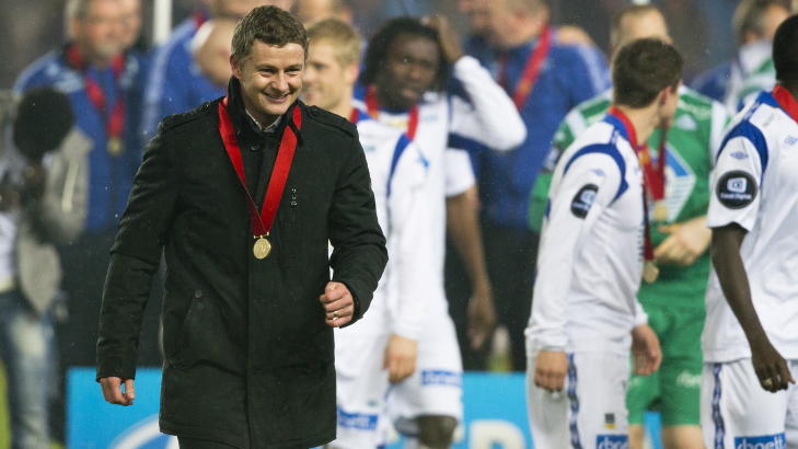 NUMMER TO - AV TRE? Her har Ole Gunnar Solskj�r nettopp mottatt sitt andre gull - av to mulige - som Molde-manager. F�r han det tredje, havner han selv og klubben p� ei meget eksklusiv liste i norsk fotballhistorie. Foto: Svein Ove Ekornesv�g / NTB scanpix