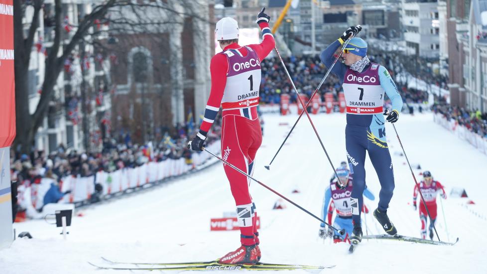 KOMMER DERE SNART? Petter Northug gikk over m�lstreken og snudde seg og s� etter resten av finalefeltet i sprinten i Drammen. Northug demonstrerte solid form foran femmila i Kollen, og tok en stor jafs av Colognas v-cupledelse. Foto: TERJE BENDIKSBY / NTB SCANPIX