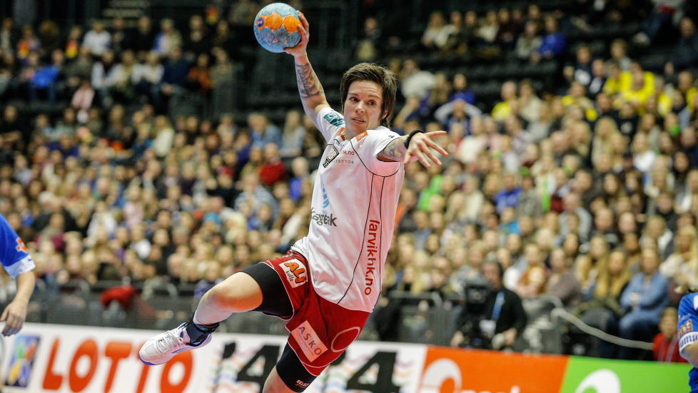 HAR VUNNET ALT: Anja Edin scoret sju da Larvik vant sin 20. kamp av 20 mulige i serien, og sikret seriemesterskap nummer 15. Foto: AUDUN BRAASTAD / NTB SCANPIX