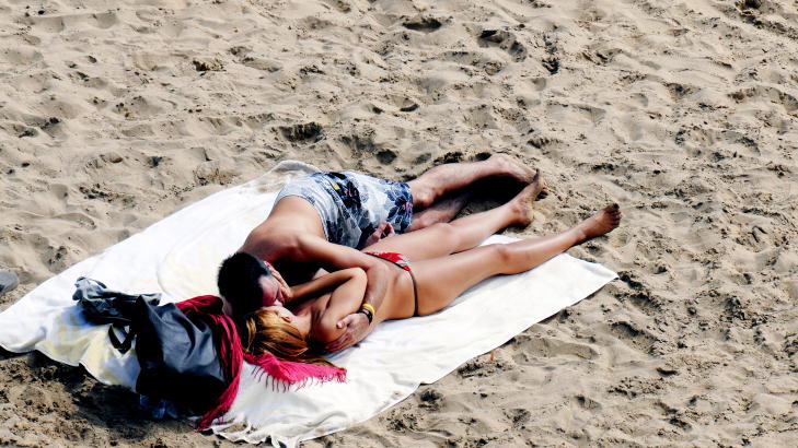 HARDT � VENTE: Vi har mer sex p� ferie. Noen tar vorspielet p� flyet. Flysex er s�rlig en mannlig fantasi. Kvinner liker bedre � ha sex p� steder som er romantiske, som p� stranda. Foto: JOHN T. PEDERSEN