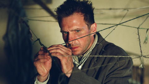 MEDLEM:Skuespiller Ralph Fiennes lot seg forf�re av flyvertinnen. Hun jobber ikke lenger i Qantas.