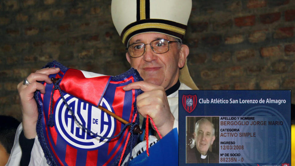 LIDENSKAPELIG SUPPORTER: Pave Frans er lidenskapelig opptatt av den argentinske klubben San Lorenzo, eller �helgenene� som klubben ogs� kalles. Foto: AFP PHOTO / NA / NTB scanpix Faksimile: Twitter