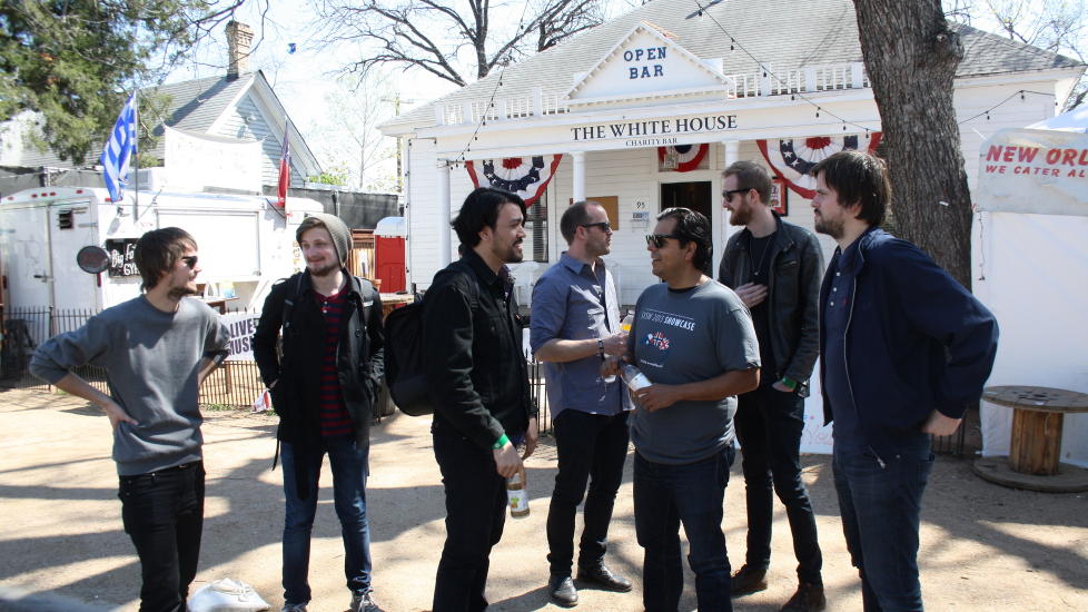 DET HVITE HUS I RAINEY STREET: Amerikaneren Tommie Gonzalez startet plateselskap for � gi ut den norske gruppa Heyerdahl p� det amerikanske markedet. Her foran The White House Bar i Austin, Texas: Fra venstre Mattias Kron Nielsen, J�rgen Apeness, Kenneth Ishak, Kristian Syvertsen, Gonzalez, Tore L�chst�er Hauge og Knut Fr�ysnes. Mattis With er ogs� med til Austin. Foto: �yvind R�nning / Dagbladet