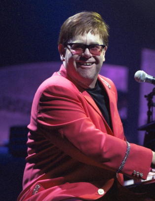 Elton John med f�rjulsgave til Norge
