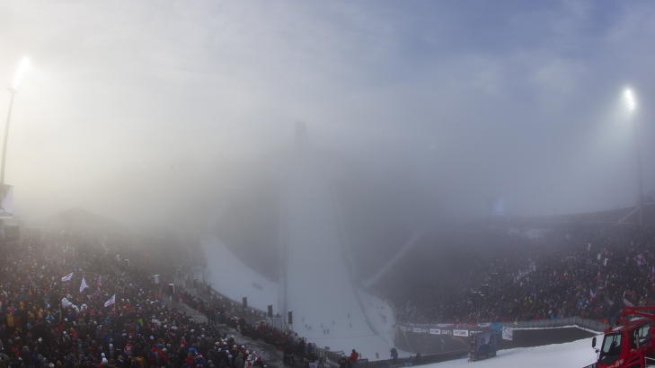 KOLLEN-T�KA: Slik s� det ut under hopprennet i Holmenkollen i fjor. Forh�pentligvis holder t�ka seg unna denne helgen. Foto: Berit Roald / NTB Scanpix