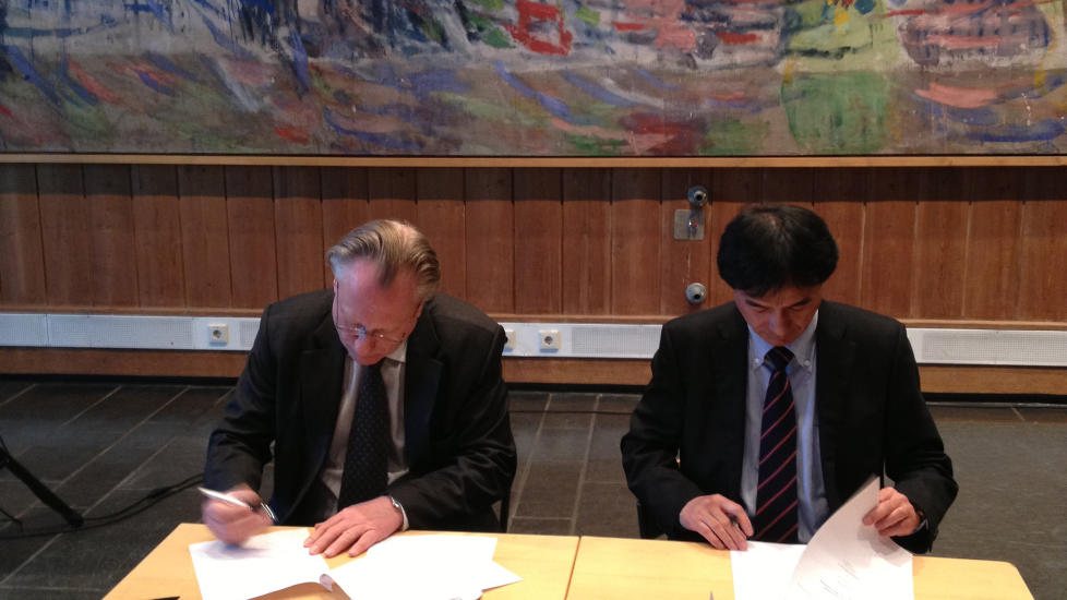 INNG�R AVTALE: Direkt�r for Munch-museet Stein Olav Henrichsen og Idemitsu Petroleum Norges administrerende direkt�r Teruyuki Takahashi. Foto: Dagbladet