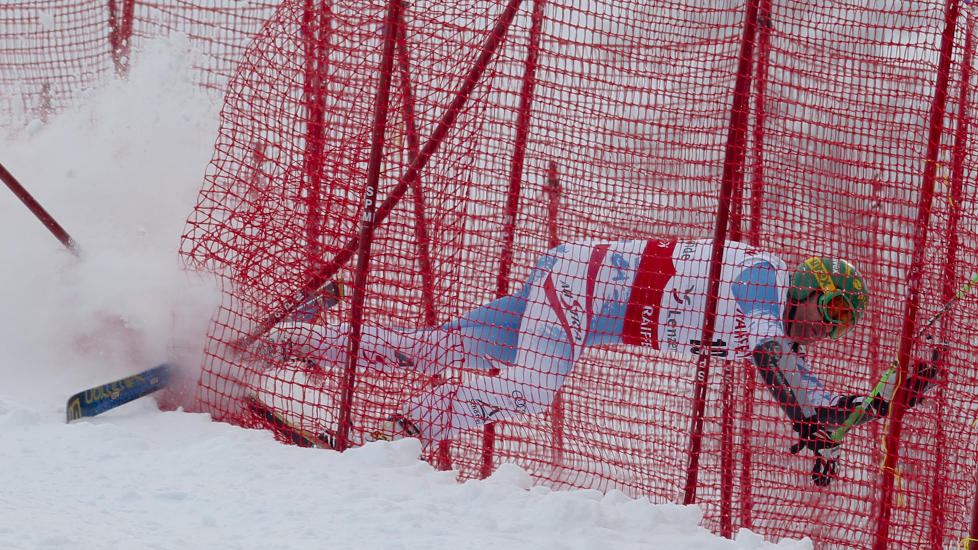 STYGT FALL: Klaus Kr�ll ble liggende i nettet i en halvtime etter dette fallet. Foto: REUTERS/Denis balibouse/NTB scanpix