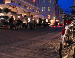 KAF�LIV: Str�get i K�benhavn er et herlig sted � spasere for � se i butikker eller spise p� kaf�, men Monocle er s�rlig imponert over sykkeltilbudet i byen.Foto: TUEY/CREATIVE COMMONS