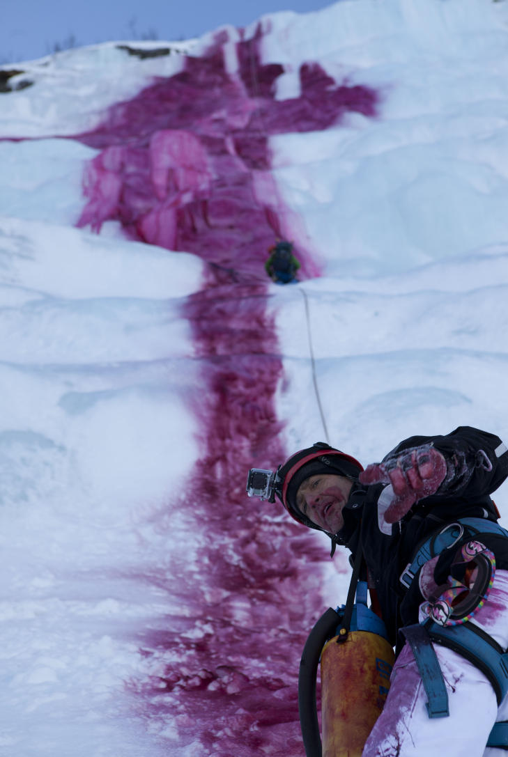 KUNSTNEREN I ARBEID: Marco Evaristti i fossen p� Hovden 8. mars. Foto: Evaristtistudios