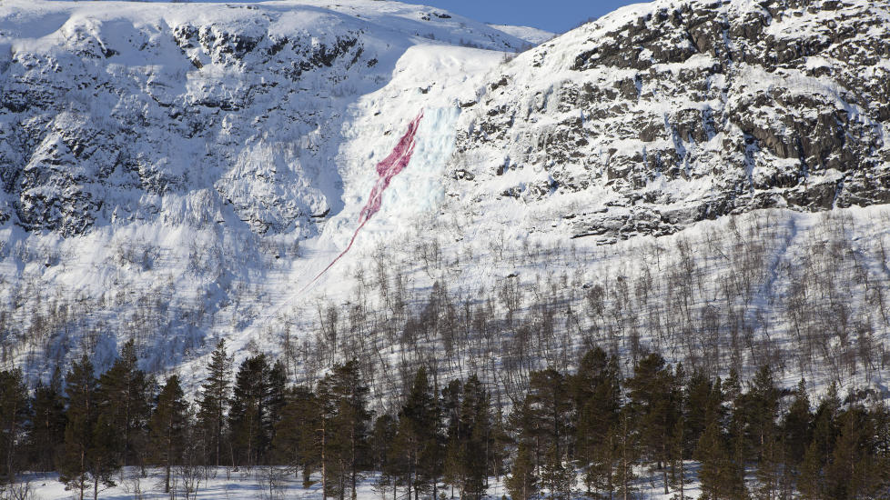 FOSS TIL FJELLS: Fossen p� Hovden ble malt r�d 8. mars - til irritasjon for mange i lokalbefolkningen. Bykle-ordf�reren truet med politianmeldelse. - Jeg kan ikke v�re ansvarlig for en gruppe b�nders smak, svarer kunstneren. Foto: Evaristtistudios