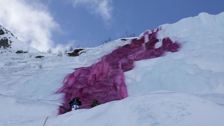 SER R�DT: - Hva skjer neste gang? Skal et fjell males r�dt?, spurte Bykle-ordf�rer Jon-Rolf N�ss retorisk. Men akk, det har Marco Evaristti allerede gjort, i Frankrike for tre �r siden. Foto: Evaristtistudios