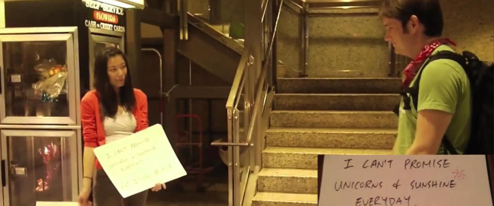 Richard skj�nte ingenting da kj�resten plutselig dukket opp bak en blomsterautomat