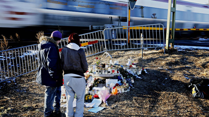 TENNER LYS: I Kumla i Serige har venner lagt ned lys, blomster og brev til den �re for den d�de 13 �r gamle jenta. Foto: Jacques Hvistendahl / Dagbladet