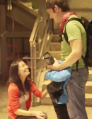 Richard skj�nte ingenting da kj�resten plutselig dukket opp bak en blomsterautomat