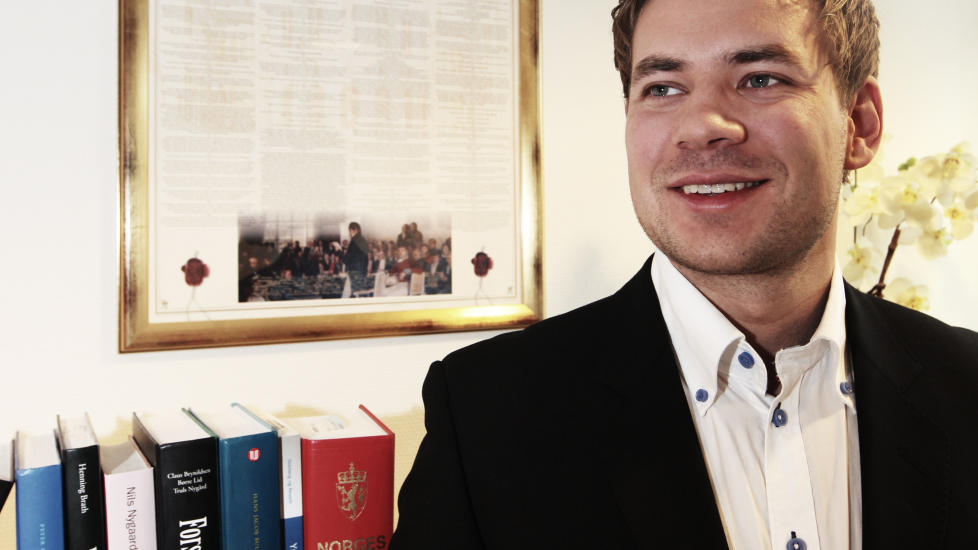 MEDHOLD: Advokatfulllmektig Eirik Teigstad og hans n� 61-�rige klient vant fram, og mannen f�r voldsoffererstatning. Foto: Privat