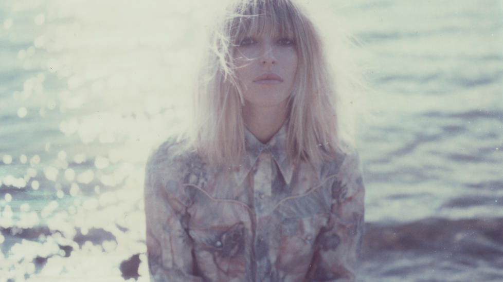 ALBUMDEBUT: Carmen Hillestad er i tett dialog med alt fra Velvet Underground og Kim Gordon/Sonic Youths kunst/rock/fashion-ikonografi til nyere, mer introverte, s�vnige indierockkoordinater som tidlig Cat Power og Blonde Redhead. Foto: Ingrid Pop