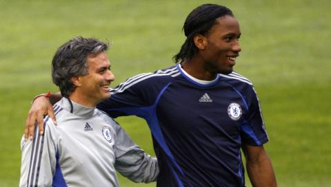 GJENSYN: Real Madrid-trener Jose Mourinho m�ter Galatasaray-spiss Didier Drogba. Her er de sammen p� Chelsea-trening foran kvartfinalen mot Valencia i 2007.  Foto: VICTOR FRAILE, REUTERS / NTB SCANPIX