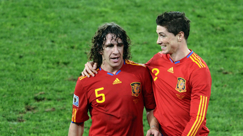 UTE: Carles Puyol og Fernando Torres er vraket fra Spanias tropp til kampene mot Finland og Frankrike.Foto: AFP / JEWEL SAMAD / Scanpix