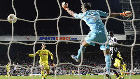 I SISTE SEKUND: Etter 180 m�ll�se minutter - pluss tillegg - scoret Papiss Cisse det eneste m�let mellom Newcastle og Anzji p� overtid av overtida. Newcastle m�ter Baseil i kvartfinalen. Foto: NIGEL RODDIS, REUTERS / NTB SCANPIX
