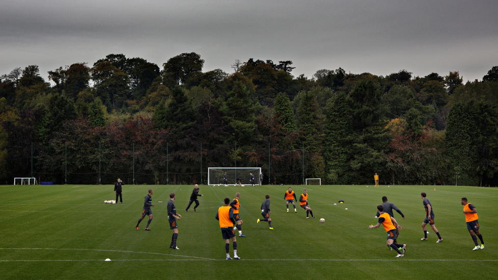 TRENGTE ET AVBREKK: Det er ikke her grunnlaget for overlevelse legges, mener tydeligvis Dean Saunders. Fire dager f�r bunnkampen mot Bristol tok han med spillerne p� galoppbanen. Bildet er fra en trening under St�le Solbakkens tid i klubben.

Foto: J�rn H. Moen / Dagbladet