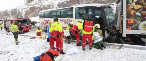 Flere barn reddet ut av buss etter voldsom krasj i Vestfold