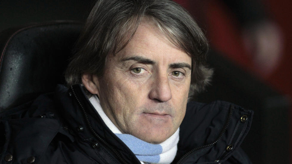 TROLIG KJ�RT:  Roberto Mancini og Manchester City har 12 poeng � ta igjen p� Manchester United i gullkampen. I dag spiller City borte mot Everton. Foto: AP/ NTB Scanpix