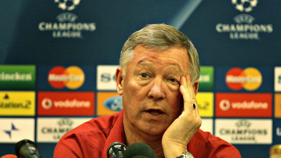 SINT:  Sir Alex Ferguson hevder at han skrev autografer, og at han ikke s� Rafael Benitez.