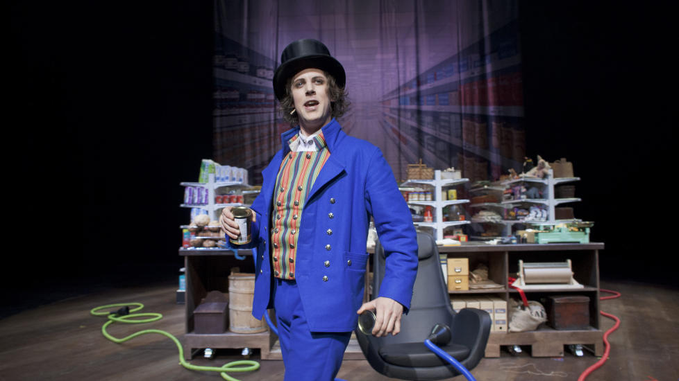 STORKAR: B�r B�rson jr. (Mads Bones) svinger seg opp, og det svinger det av. Foto: GT Nergaard/Tr�ndelag Teater