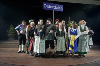 HUM�RFYLT NASJONALROMANTIKK: Dagny Drage Kleivas kostymer mikser de norske nasjonaldraktene bunader, grilldresser og fj�skl�r. Foto: GT Nergaard/Tr�ndelag Teater