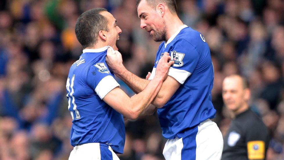 PERLE: Leon Osman (til venstre) blir feiret av Darron Gibson etter praktscoringen. Foto: NTB Scanpix