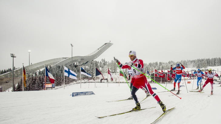  ANDREPLASS: Martin Johnsrud Sundby hadde et h�p om � vinne femmila, men det holdt ikke helt inn. Likevel ble det R�a-l�peren som sikret de norske fargene p� pallen. Foto: Stian Lysberg Solum / NTB scanpix