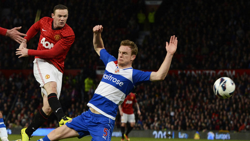  HELDIG:  Wayne Rooney m� nok gi Readings Stuart Pearce litt av �ren for at United vant 1-0 p� hjemmebane. Etter 21 minutter fyrer Rooney av et skudd, som endrer retning via Pearces' h�l, over keeper og i m�l. Foto: REUTERS / Nigel Roddis / NTB Scanpix