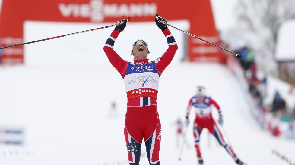  INGEN JUBEL I DAG:  Under VM i Val di Fiemme ble Marit Bj�rgen dronninga med sine fire gullmedaljer. I dag m� hun st� over tremila i Kollen p� grunn av sykdom, noe som h�yner Therese Johaug (bak) sine sjanser til � vinne foran folkehavet i det tradisjonsrike l�pet. Foto: Lise �serud / NTB scanpix