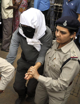 Fem menn innr�mmer � ha gjengvoldtatt sveitsisk sykkelturist i India